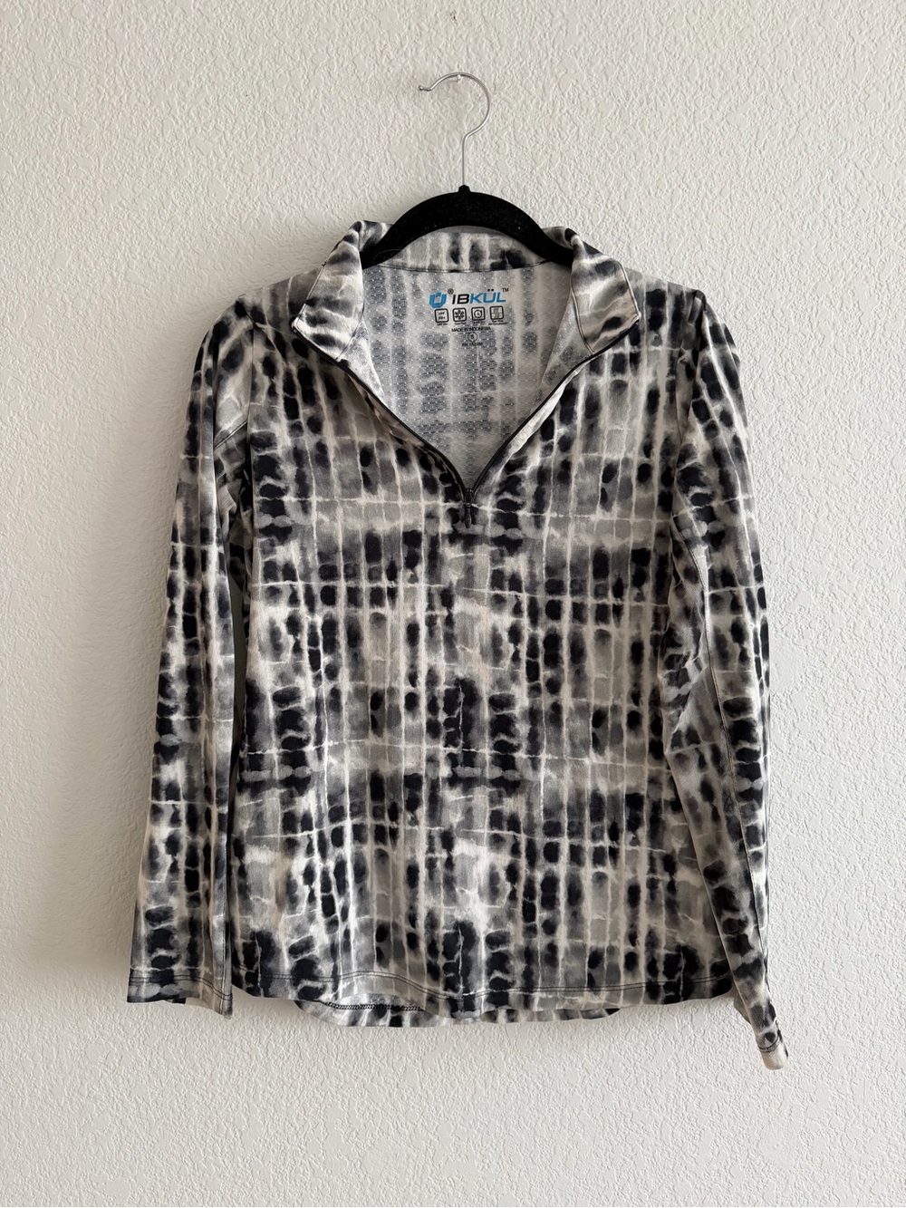 IBKUL Rue Black White tie dye Grid Print UPF 50+ Quarter Zip Sun Shirt small